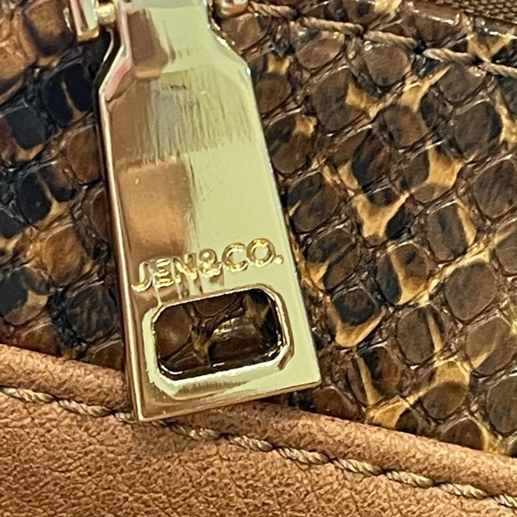 Jen and Co Tara mixed Media Snake Skin Crossbody/ Wristlet Handbag - Picture 10 of 10
